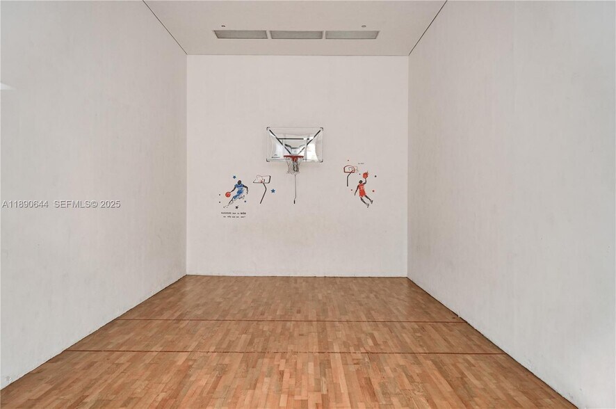 Building Photo - 20191 E Country Club Dr