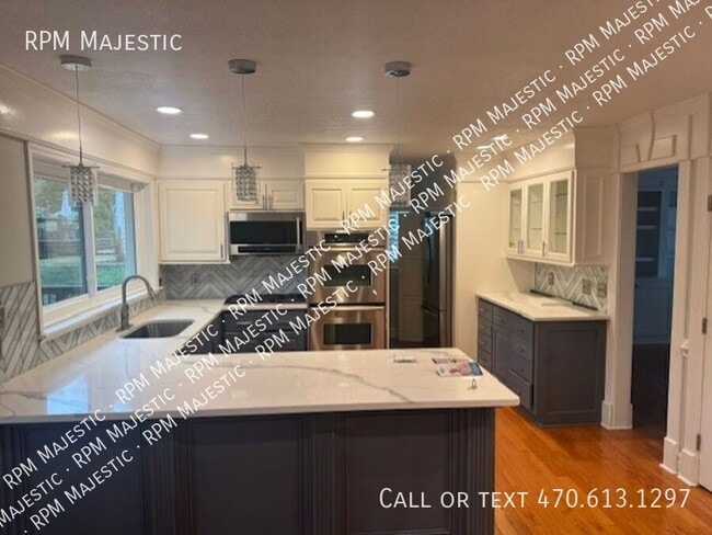 Building Photo - 6960 Whispering Oaks Ct