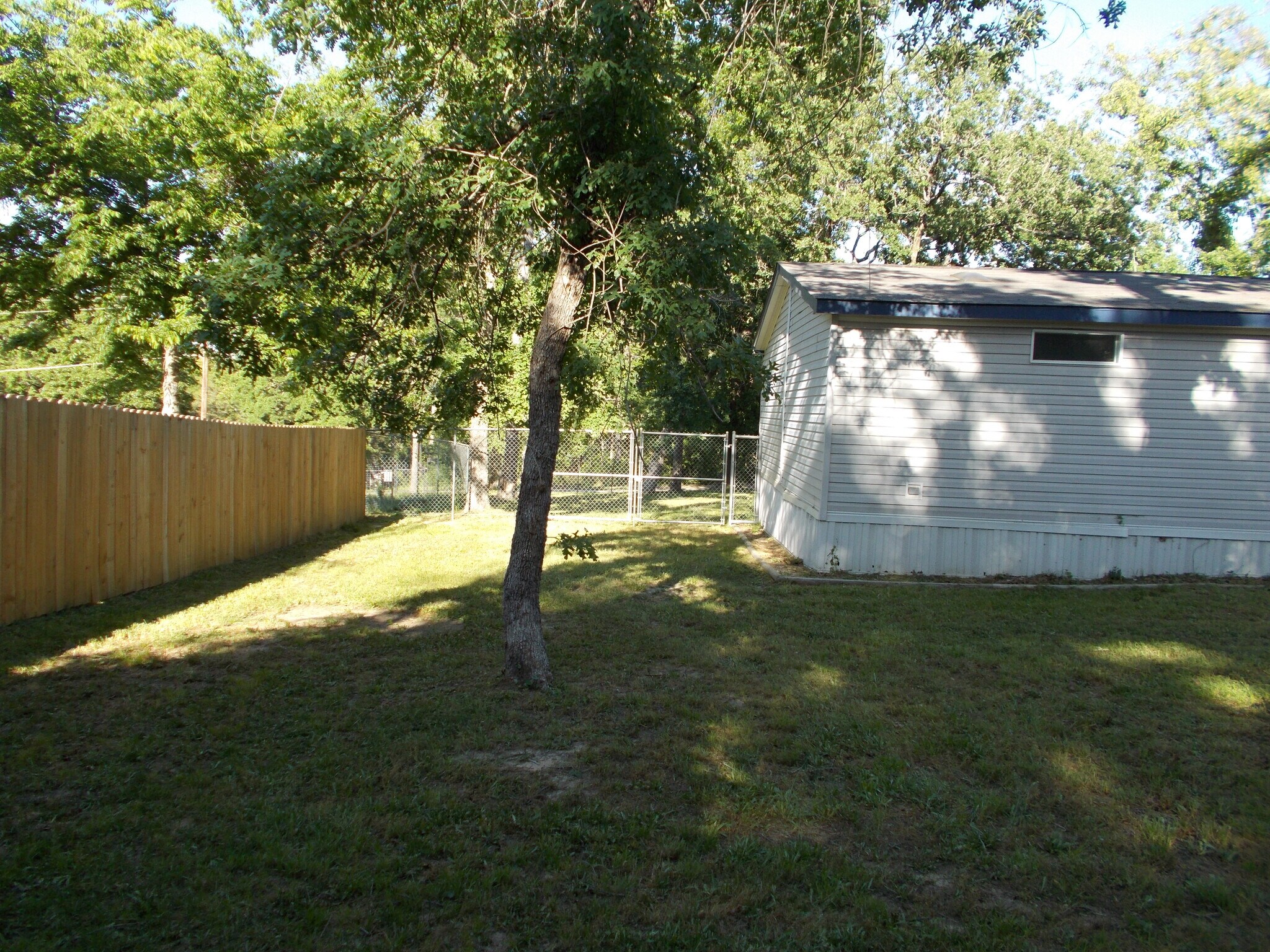 Building Photo - 22696 Lakeway Hbr