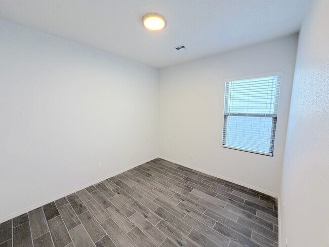 Building Photo - Beautiful 3 bed 2 bath home in Enchanted Hills area of Rio Rancho. Refrigerated Air! Near Hwy 550