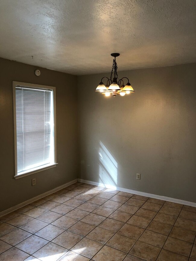 Building Photo - TWO BEDROOM DUPLEX TO SHARE WITH YOUR FURRY FRIENDS!