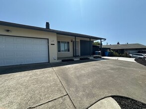 Building Photo - Charming & Cheery 3-Bedroom 2bathroom home...