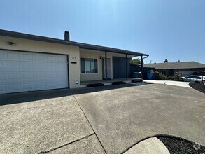 Building Photo - Charming & Cheery 3-Bedroom 2bathroom home...