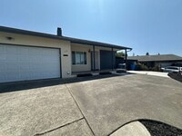 Building Photo - Charming & Cheery 3-Bedroom 2bathroom home...