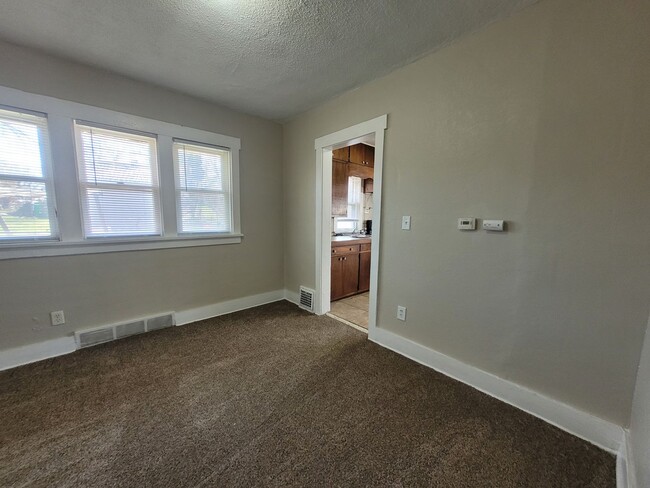 Building Photo - Four bedroom home on Indianola Ave with la...