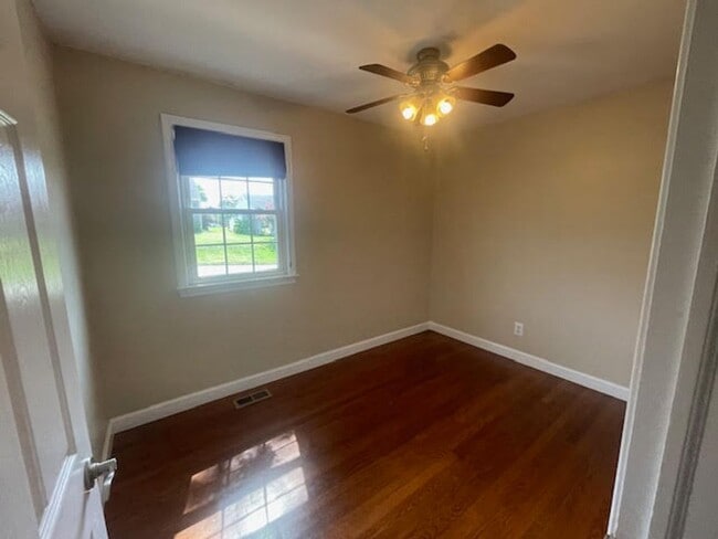Building Photo - Three Bed Room Two Bath Single-Family Home