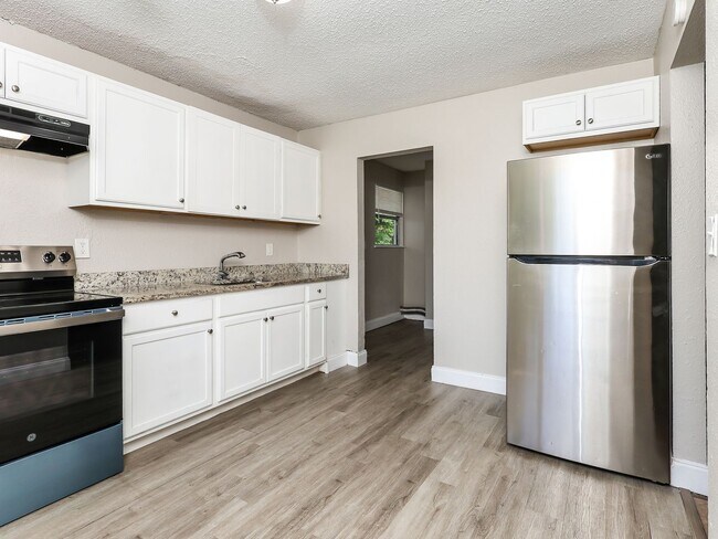 Building Photo - 3 BR/1BA | Newly Renovated Single Family Home | Screened in Patio and carpot | Huge backyard!