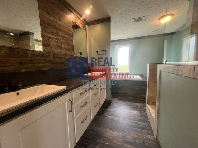 Building Photo - 3 Bed / 2 Bath Farmhouse Styled Home – Move In Ready