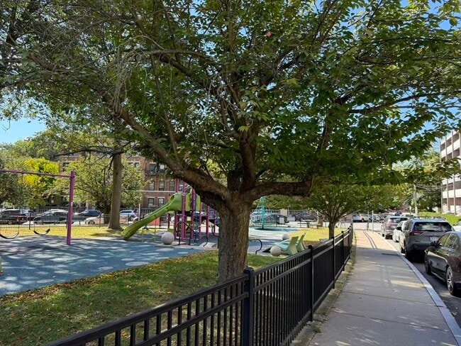 Building Photo - 32 Sidlaw Rd