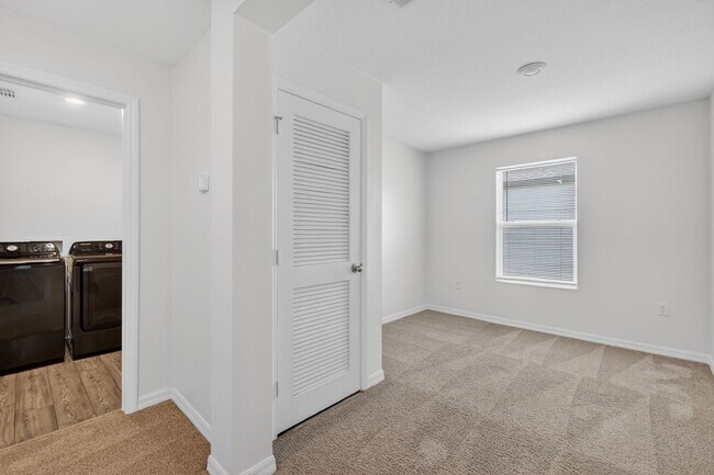 Building Photo - 3BR Townhome in Tavares with Open Floor Plan & Community Playground