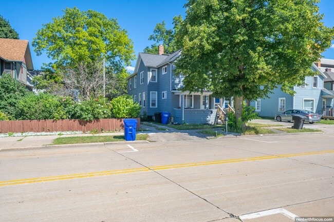 Building Photo - 318 N Oneida St