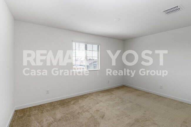 Building Photo - Big Space, Big Backyard, Big Move in special!