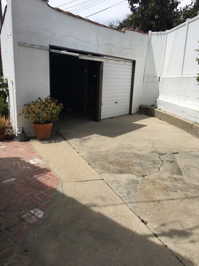 Building Photo - 10341 Dunkirk Ave