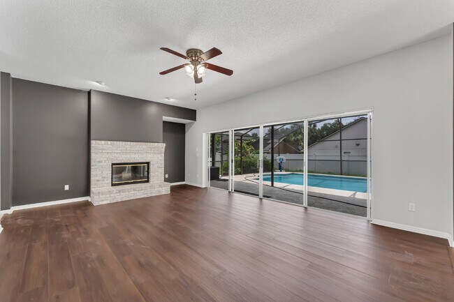Building Photo - Spacious 6-bedroom, 3-bathroom and pool Tu...