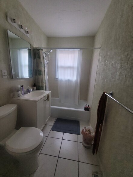 Building Photo - 833 Fountain Ct