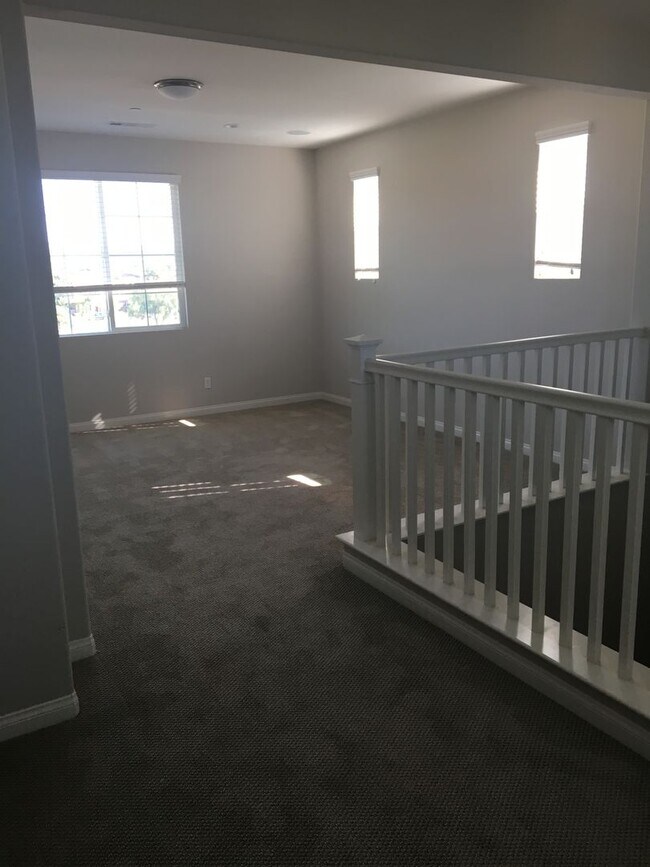 Building Photo - Beautiful 4BR/3BA Del Sur Townhome