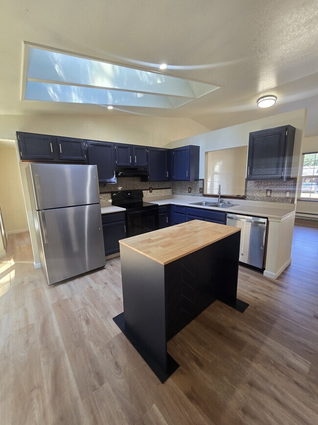 Building Photo - 581 Malibu Dr SE