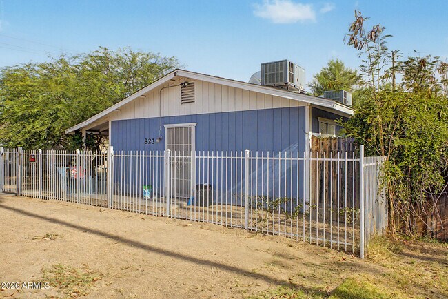 Building Photo - 823 E Carol Ave