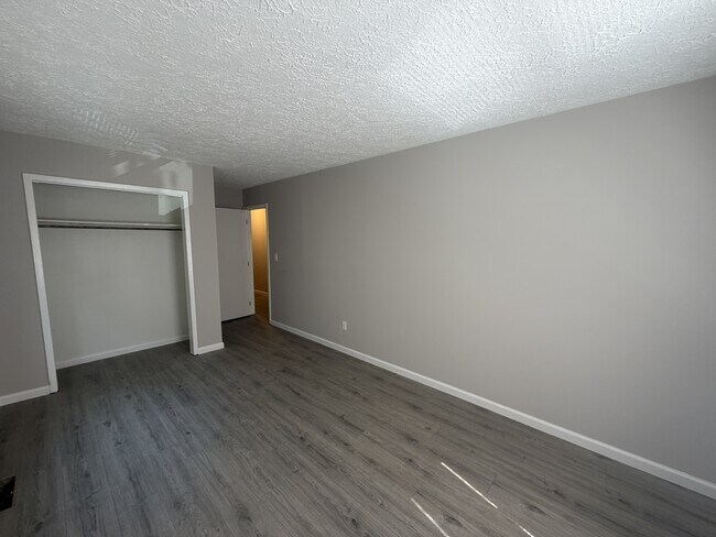 Building Photo - 6011 Vine St