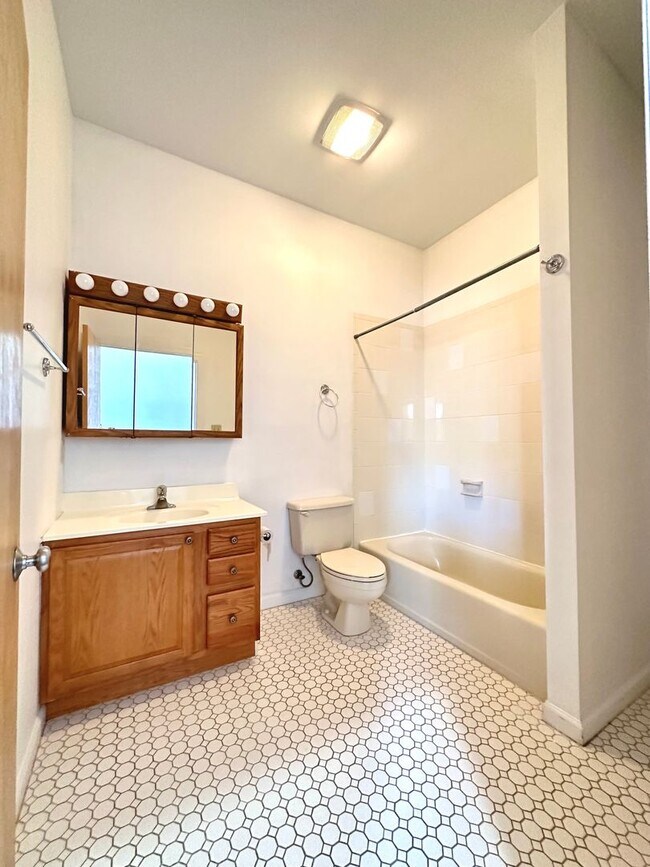 Building Photo - One Bed, One Bath Apartment in the Heart o...