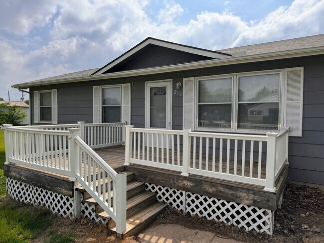 Building Photo - 3 bed 1 bath, Small Town Living!