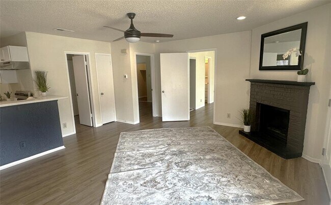 Building Photo - 503 Algerita Dr