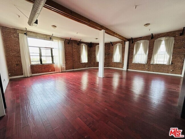 Building Photo - 652 Mateo St