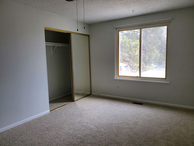 Building Photo - FANTASTIC 2 BEDROOM TOWNHOUSE IN THORNTON,...