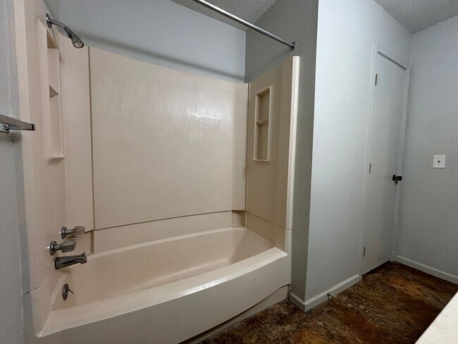 Building Photo - 1 Bedroom, 1 Bath Apartment at the Brooksi...