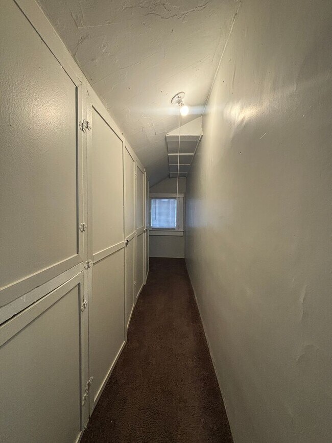 Building Photo - Charming & Updated Two-Story 2 Bedroom / 1...