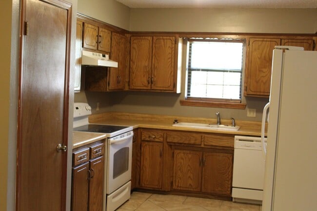 Building Photo - 3-bedroom house close to tech!