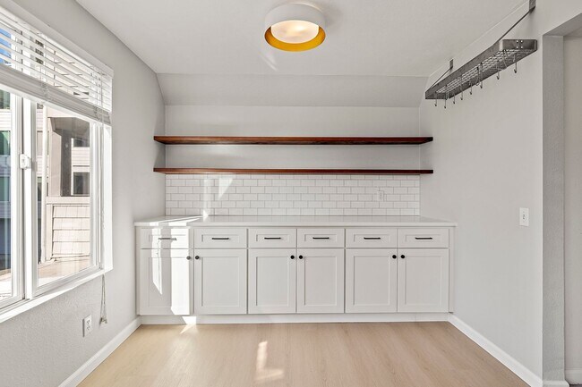 Building Photo - Amazing 2bed/1.5bath Condo Unit with Private Balcony in Meridian Park!