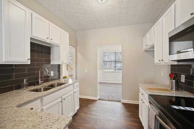 Building Photo - Fantastic 3bd/2.5ba home! Coming soon!