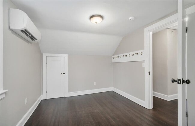 Building Photo - 346 Middlebury Rd