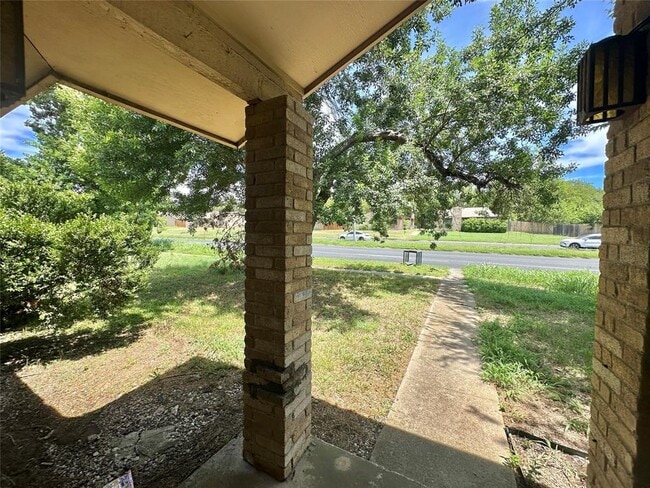 Building Photo - 207 W William Cannon Dr