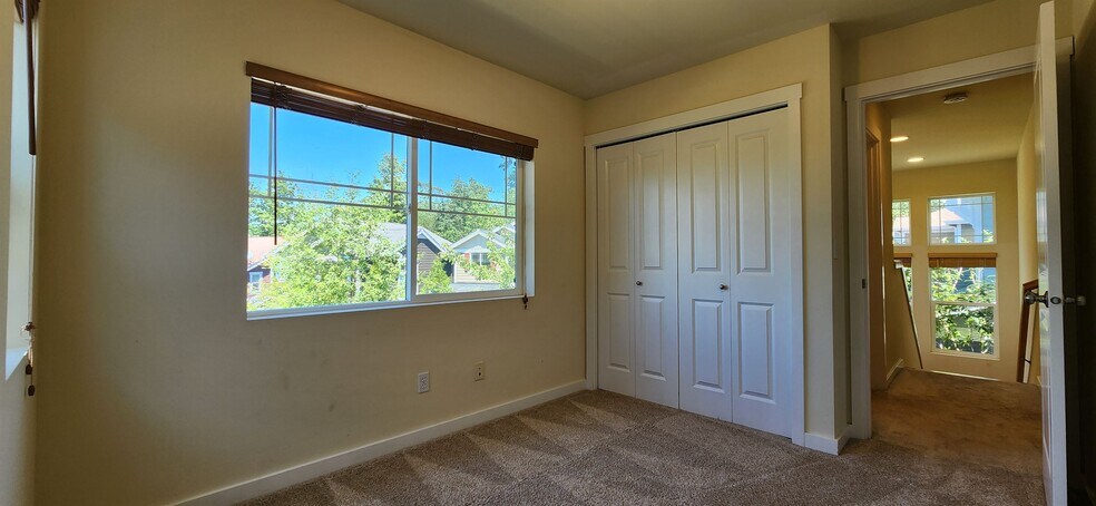 Building Photo - 2567 NE Kensington Ct