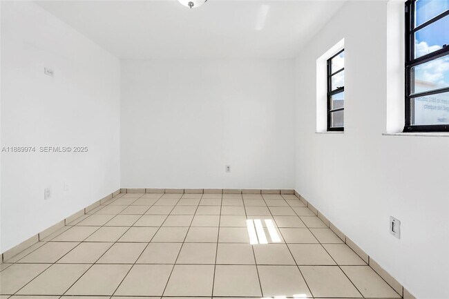 Building Photo - 3945 SW 89th Ave