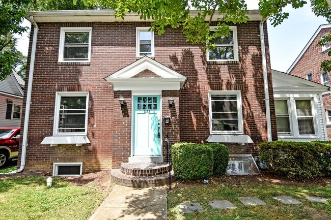 Building Photo - 633 24th St S