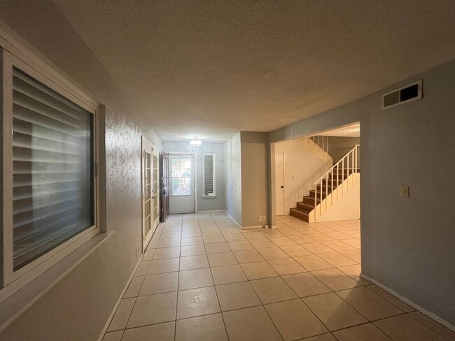 Building Photo - Southside Townhome!!