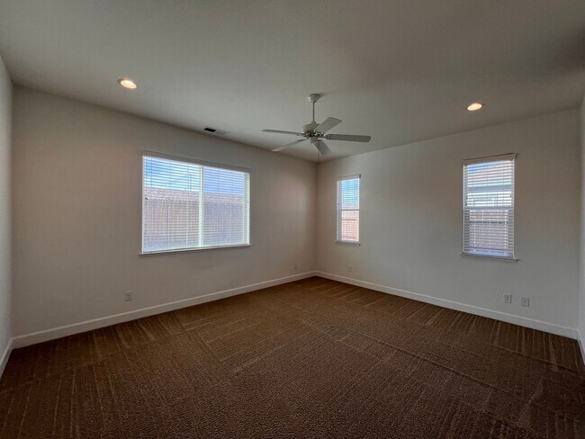 Building Photo - Spacious 3 bedroom home in Fernley