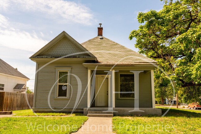 Building Photo - Great 2 Bedroom with Classic Finishes