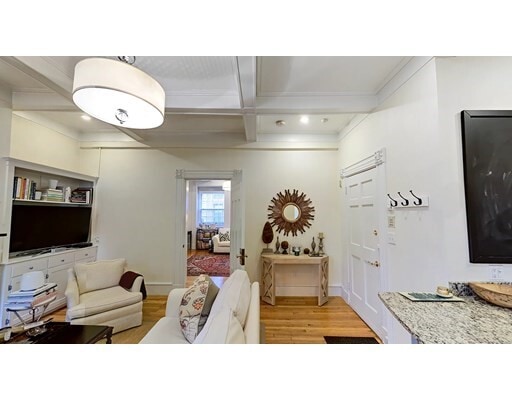 Building Photo - 15 Temple St