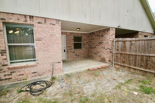 Building Photo - Stunning 3/2 Duplex in West Fort Worth — Granite Kitchen, Garage & Fenced Yard!