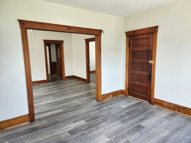 Building Photo - 3 Bed, 1 Bath 3rd floor apartment