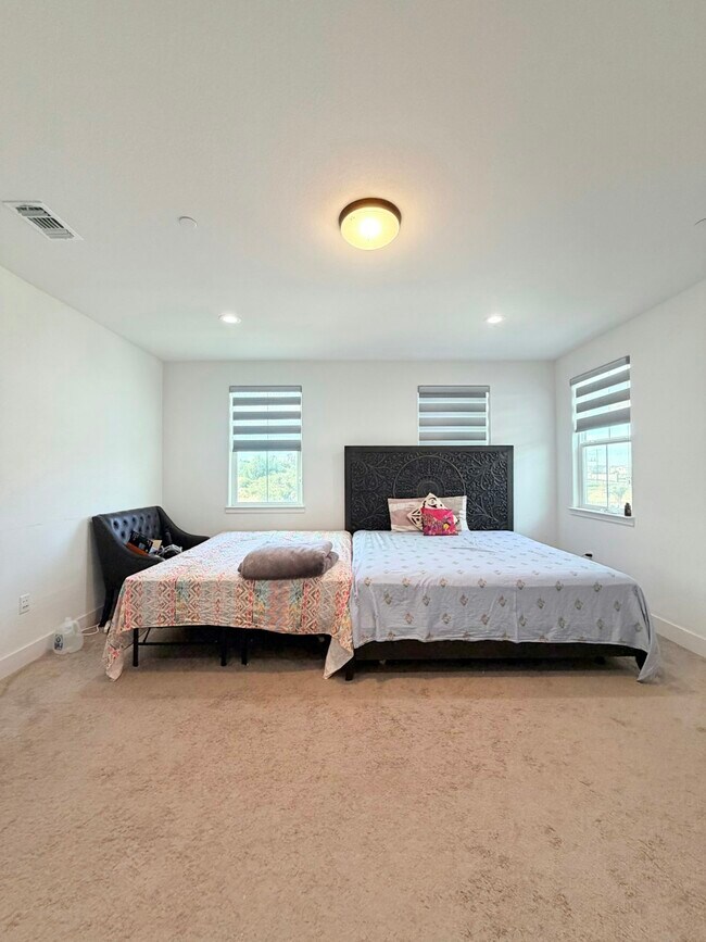 Building Photo - 1676 S Central Pkwy