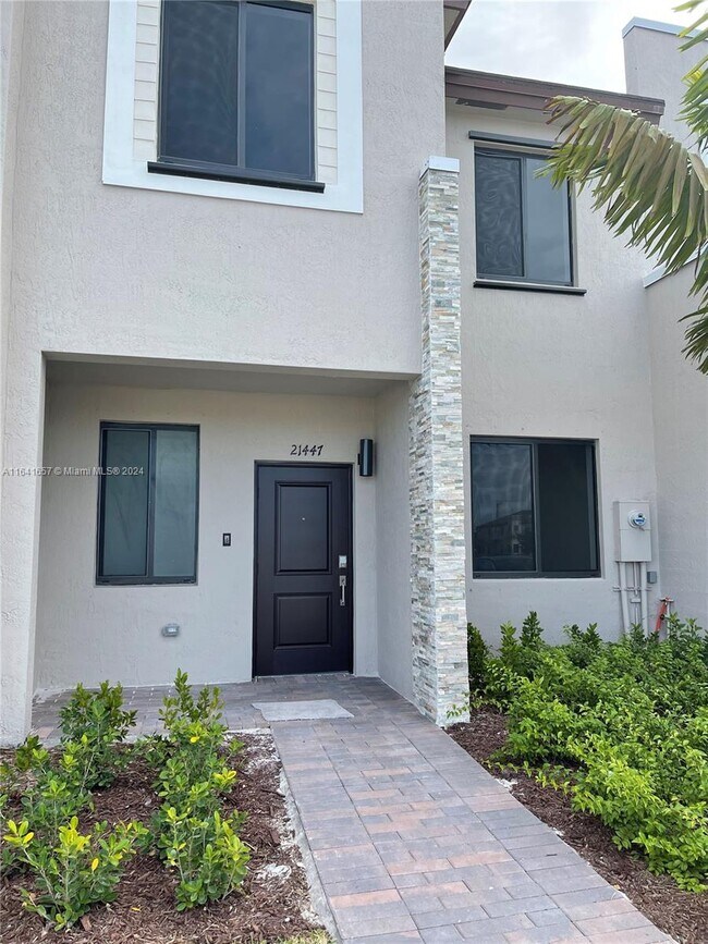 Building Photo - 21447 NE 2nd Pl