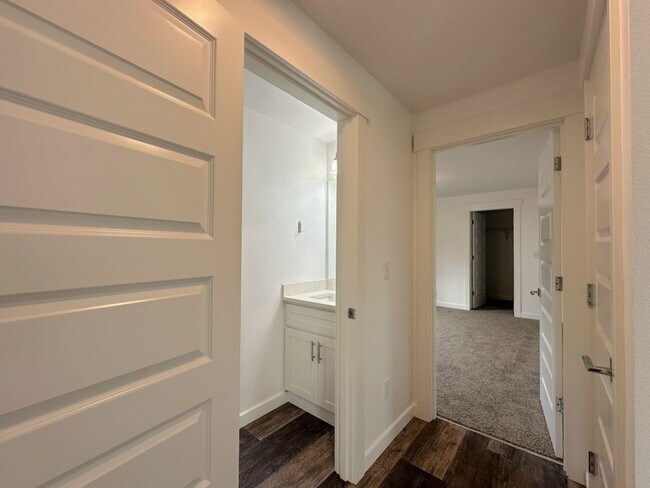 Building Photo - Modern & Stylish 4 Bed, 2.5 Bath Remodel!