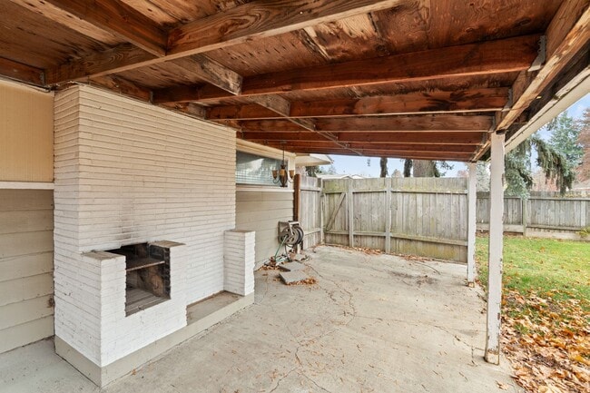 Building Photo - South Hill cute 2 Bed 1 Bath rancher with covered entertaining patio