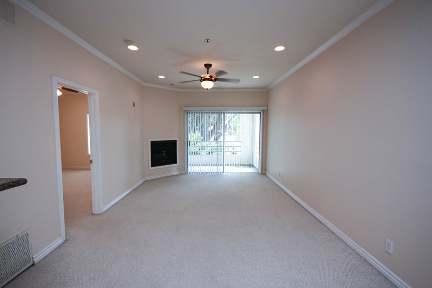 Building Photo - 300 N El Molino Ave