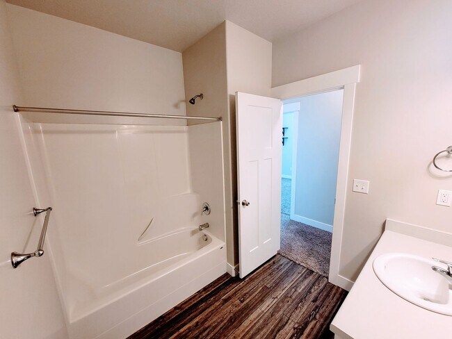 Building Photo - Gorgeous Modern Home!